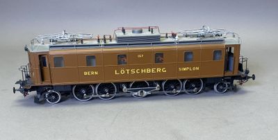 un petit train posé sur une table