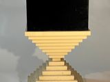 une image représentant un ordinateur noir et jaune posé sur un support