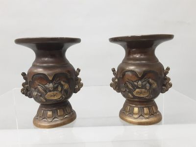 deux vases posés sur une étagère en verre