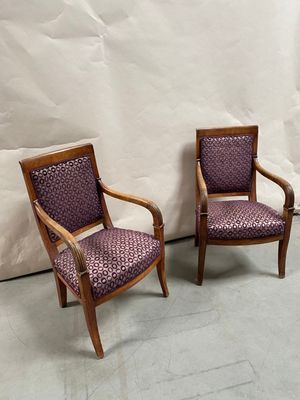 deux chaises en bois avec un revêtement violet, revêtement violet, revêtement violet, revêtement violet, revêtement violet, revêtement violet, revêtement violet, revêtement violet, revêtement violet