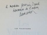 gros plan d'un livre avec une écriture dessus