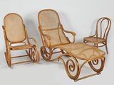 trois chaises en osier et un repose-pieds sur fond blanc