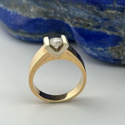 a picture of a gold ring with a diamond on it