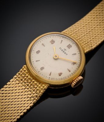 un gros plan d'une montre-bracelet en or au cadran blanc