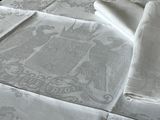 une nappe blanche avec un motif