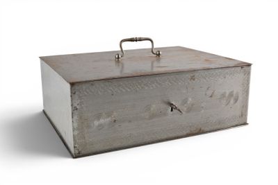 une boîte en bois munie d'une poignée en métal sur fond blanc