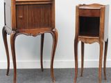 paire de tables de chevet anciennes de style français avec tiroirs