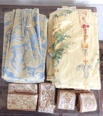 Plusieurs morceaux de tissu sont disposés sur une table en bois
