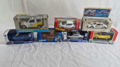 un grand nombre de petites voitures posées sur une table