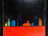une peinture représentant des bouteilles posées sur une table rouge, sur fond noir