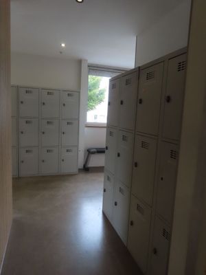 many lockers in the hallway of a building