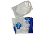 deux paquets de gel hydroalcoolique jetable posés sur une surface blanche