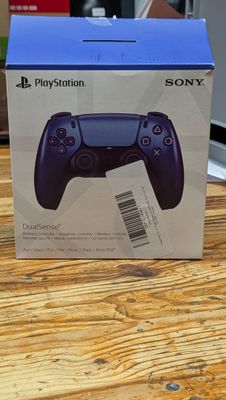 La boîte est vide sur la table, avec la manette de jeu à l'intérieur.