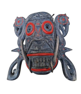 un masque bleu et rouge avec des yeux rouges sur fond blanc