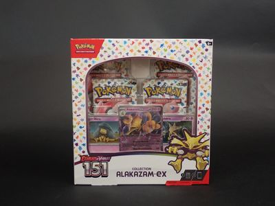 La boîte est ouverte pour montrer les deux figurines de Pokémon qu'elle contient.