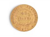 une vieille pièce d'or sur une surface blanche avec un fond blanc