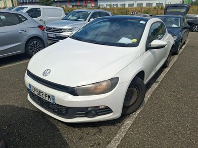 une voiture blanche garée dans un parking