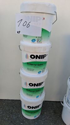 une pile de cinq seaux posés par terre à côté d'une poubelle