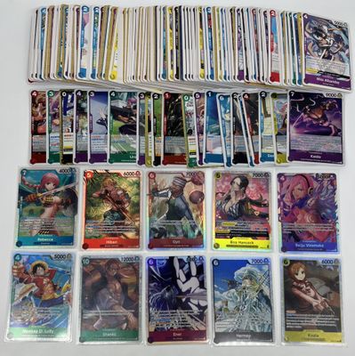 beaucoup de cartes sur la table avec beaucoup d'entre eux