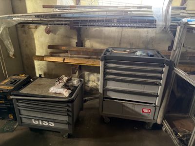 une pièce où se trouvent de nombreux outils