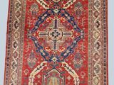 un tapis rouge et bleu à motifs