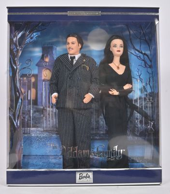 La poupée se trouve dans une boîte sur laquelle figurent les portraits d'un homme et d'une femme.