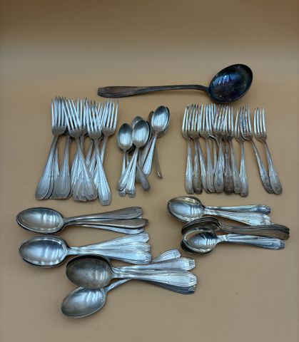 Partie de ménagère en métal argenté comprenant : 12 fourchettes, 