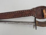 un couteau et un porte-couteau accrochés au mur