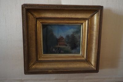une photo d'un tableau accroché au mur