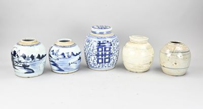 Plusieurs vases sont alignés en rangée sur une surface blanche