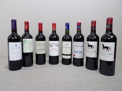 plusieurs bouteilles de vin sont alignées sur une table