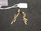 gros plan d'une paire de boucles d'oreilles sur une table