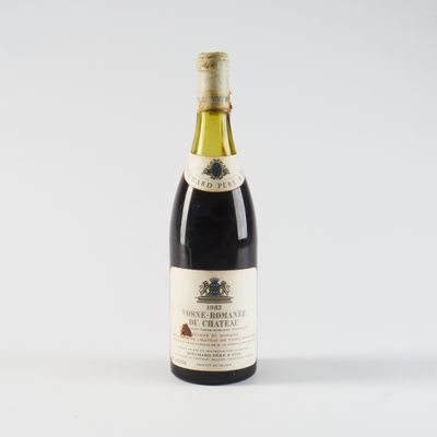une bouteille de vin posée sur une table