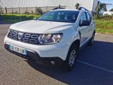 l'avant d'une Dacia blanche garée sur un parking