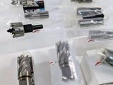 un grand nombre d'outils posés sur une table