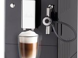 gros plan d'une machine à café sur fond blanc