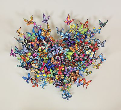 des papillons en forme de cœur sur fond blanc