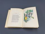 un livre ouvert avec l'image d'un homme et d'un chien
