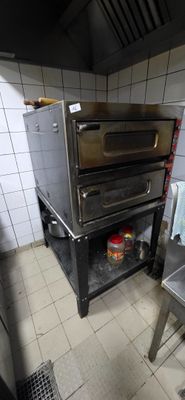 trois fours qui se trouvent au milieu d'une cuisine
