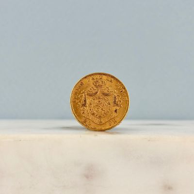 une pièce d'or posée sur un plan de travail en marbre
