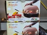 deux boîtes de pizza posées sur une étagère dans un magasin