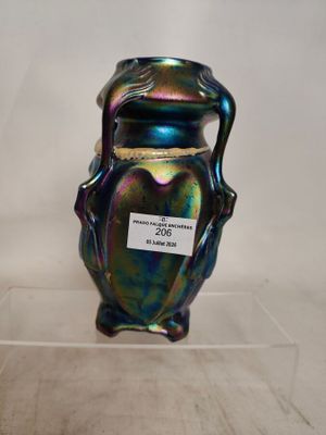 un vase en verre sur lequel est collée une étiquette