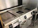 une cuisine équipée d'une cuisinière, d'un four et d'un réfrigérateur