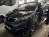 une camionnette noire garée dans un garage