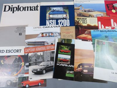 tout un tas de brochures automobiles différentes sur la table