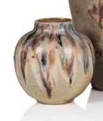 deux vases posés l'un à côté de l'autre sur une surface blanche