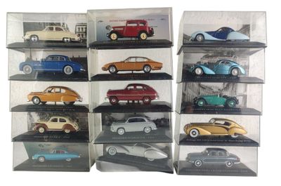 de nombreux modèles de voitures différents exposés dans une vitrine
