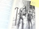 un livre ouvert sur lequel figure la photo d'un homme