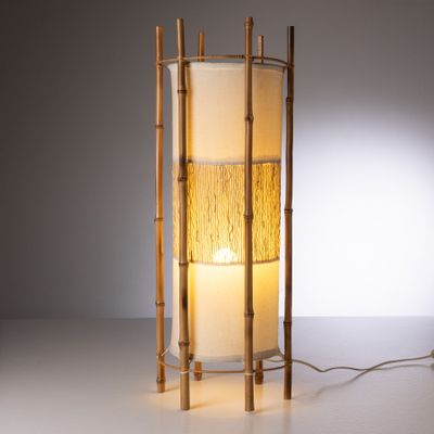 une lampe posée sur une table à côté d'une autre lampe