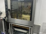 une image d'un four commercial dans une cuisine commerciale